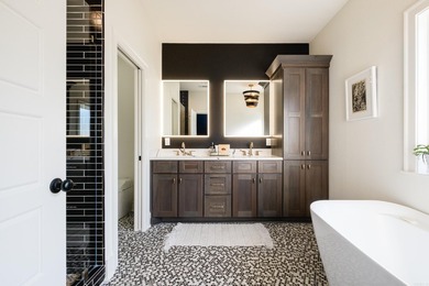 Beautiful like new construction custom built home in Waterview - photo 32