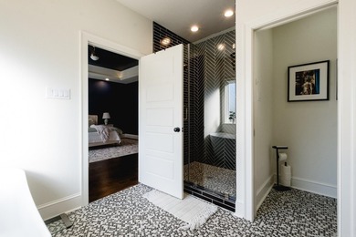 Beautiful like new construction custom built home in Waterview - photo 33