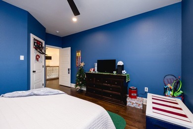 Beautiful like new construction custom built home in Waterview - photo 38