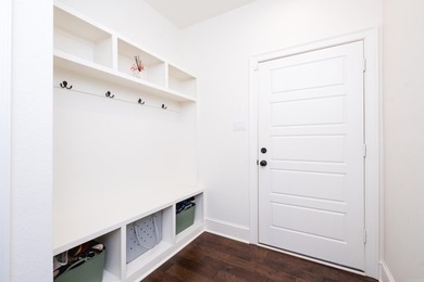 Beautiful like new construction custom built home in Waterview - photo 40