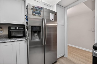 Renovated & thoughtfully designed, bright corner 1/1 in Old Port - photo 8