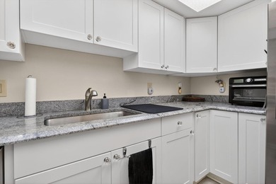 Renovated & thoughtfully designed, bright corner 1/1 in Old Port - photo 10