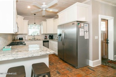 Located in the heart of Old Town Bay St. Louis, this charming - photo 2