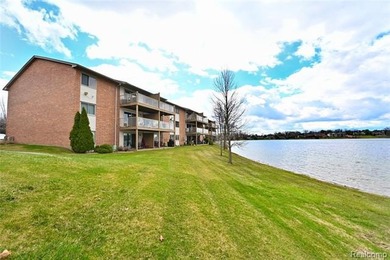 Move right in to this fantastic remodeled 3rd floor private end - photo 1