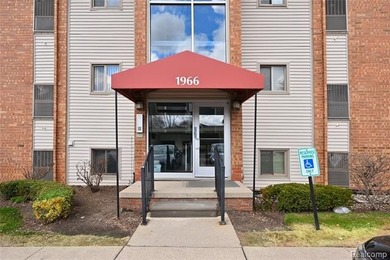 Move right in to this fantastic remodeled 3rd floor private end - photo 3