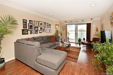 Move right in to this fantastic remodeled 3rd floor private end - photo 6