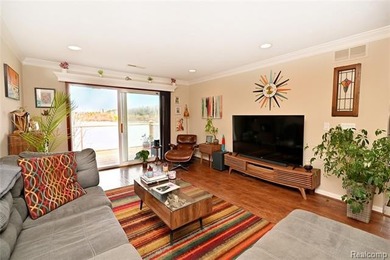 Move right in to this fantastic remodeled 3rd floor private end - photo 7