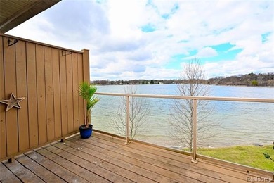 Move right in to this fantastic remodeled 3rd floor private end - photo 8