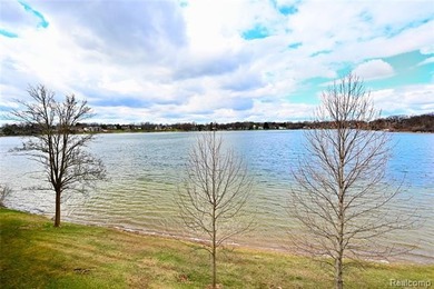 Move right in to this fantastic remodeled 3rd floor private end - photo 9