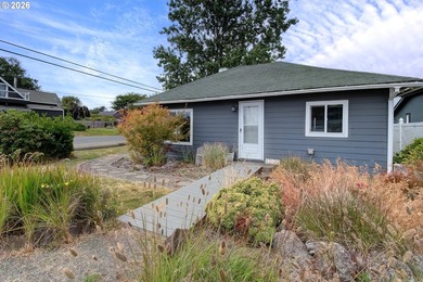 Adorable coastal cabin just steps from the ocean! This charming - photo 3