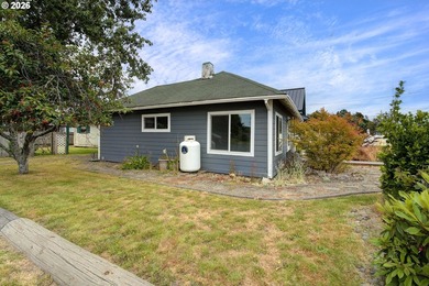 Adorable coastal cabin just steps from the ocean! This charming - photo 5