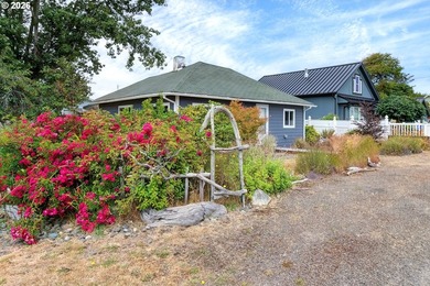 Adorable coastal cabin just steps from the ocean! This charming - photo 6