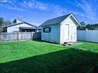 Adorable coastal cabin just steps from the ocean! This charming - photo 7