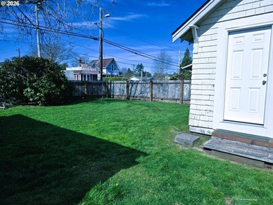 Adorable coastal cabin just steps from the ocean! This charming - photo 8