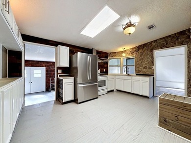 Beautiful 2BR/2BA home located in a highly desirable - photo 13
