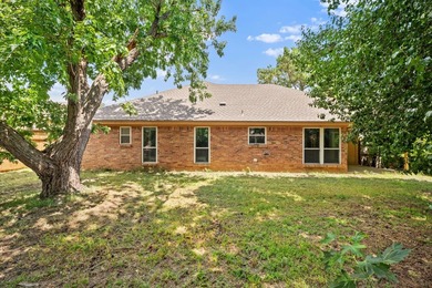 Welcome to 8 Cimarron Dr, a beautiful single-story home nestled - photo 27