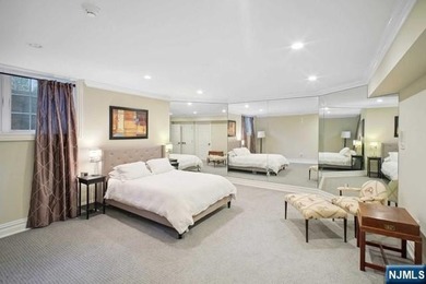 Explore Colonial-style masterpiece located in the prestigious - photo 24