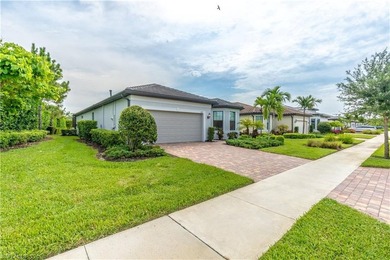 This meticulously maintained Mystique features 3 bedrooms + den - photo 1
