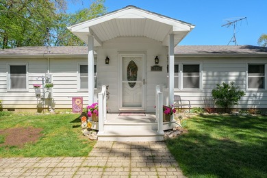 Beautifully appointed lakefront ranch has breathtaking views of - photo 3