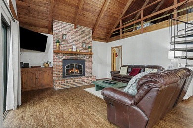 Discover the ultimate lakefront lifestyle on the Lake of Four - photo 4