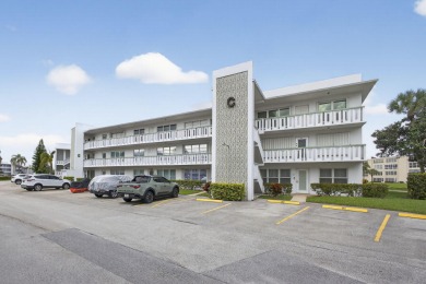 (private lake, pond, creek) Condo For Sale in West Palm Beach Florida