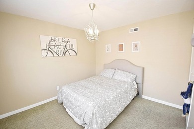 HARD TO FIND 5 BEDROOM WITH POOL, NO HOA, 20 FT CEILINGS, OPEN - photo 34