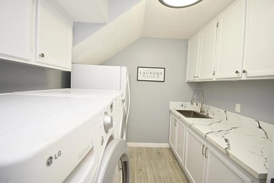 HARD TO FIND 5 BEDROOM WITH POOL, NO HOA, 20 FT CEILINGS, OPEN - photo 44