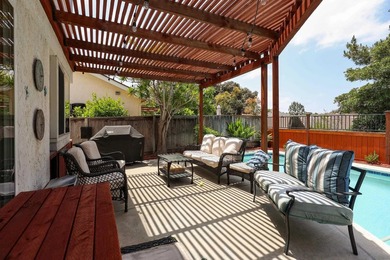 HARD TO FIND 5 BEDROOM WITH POOL, NO HOA, 20 FT CEILINGS, OPEN - photo 50