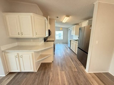Welcome to this beautifully maintained 2-bedroom, 2-bathroom - photo 9