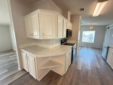 Welcome to this beautifully maintained 2-bedroom, 2-bathroom - photo 10