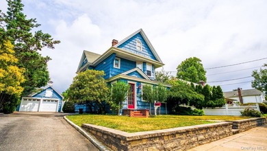 Built in 1913, this charming Colonial blends timeless character - photo 1