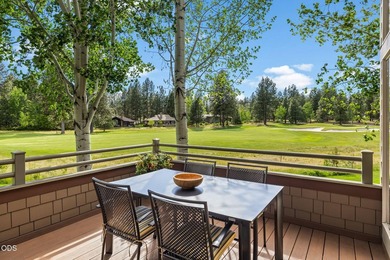 Gorgeous, immaculate & updated townhome in the beautiful golf - photo 1