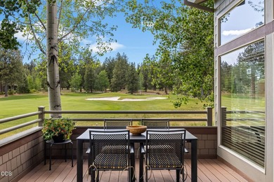 Gorgeous, immaculate & updated townhome in the beautiful golf - photo 2