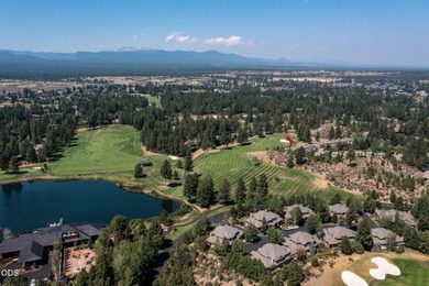 Gorgeous, immaculate & updated townhome in the beautiful golf - photo 3