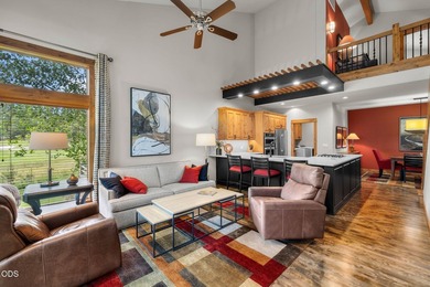 Gorgeous, immaculate & updated townhome in the beautiful golf - photo 8