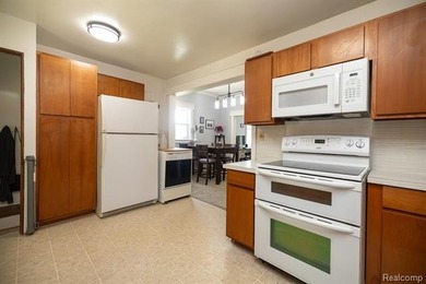 **Offers due Tuesday, July 21st at 6:00pm** Charming, move-in - photo 12