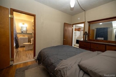 **Offers due Tuesday, July 21st at 6:00pm** Charming, move-in - photo 15