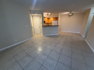 Spectacular 2BR / 2BA condo in Coral Key. This first floor unit - photo 4