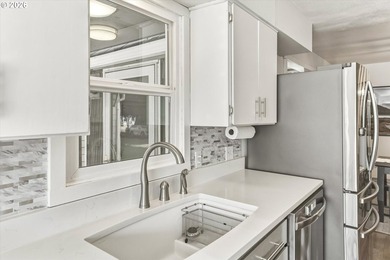 Immaculate, move-in ready cream-puff home that's been lovingly - photo 9