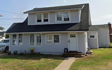 Water front featuring. Nice 4bedroom and 2 bathroom single - photo 6