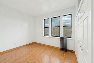 Lovely Top-Floor Apartment with New York City Views - photo 13