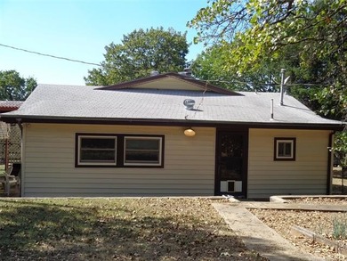 Enjoy The Convenience of a Lakeside Neighborhood! This 3-bedroom - photo 2
