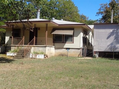 Enjoy The Convenience of a Lakeside Neighborhood! This 3-bedroom - photo 3