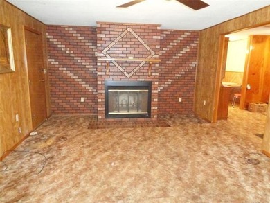 Enjoy The Convenience of a Lakeside Neighborhood! This 3-bedroom - photo 4