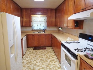 Enjoy The Convenience of a Lakeside Neighborhood! This 3-bedroom - photo 10