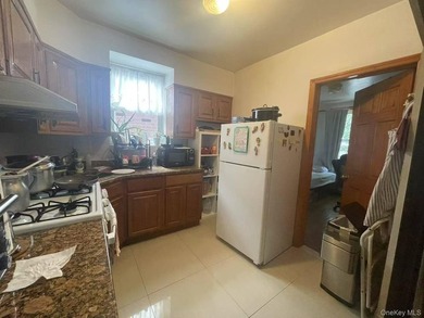 Well-maintained two-story home in excellent condition. This home - photo 3