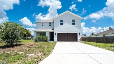 Beautifully renovated 4+Den, 2.5-bath home with a 2-car garage - photo 1