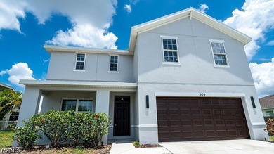 Beautifully renovated 4+Den, 2.5-bath home with a 2-car garage - photo 4