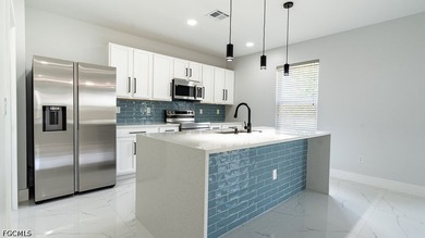 Beautifully renovated 4+Den, 2.5-bath home with a 2-car garage - photo 10