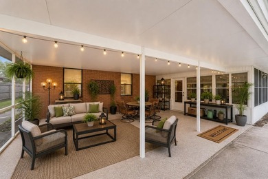 Private Florida resort-style brick home with screened pool - photo 4